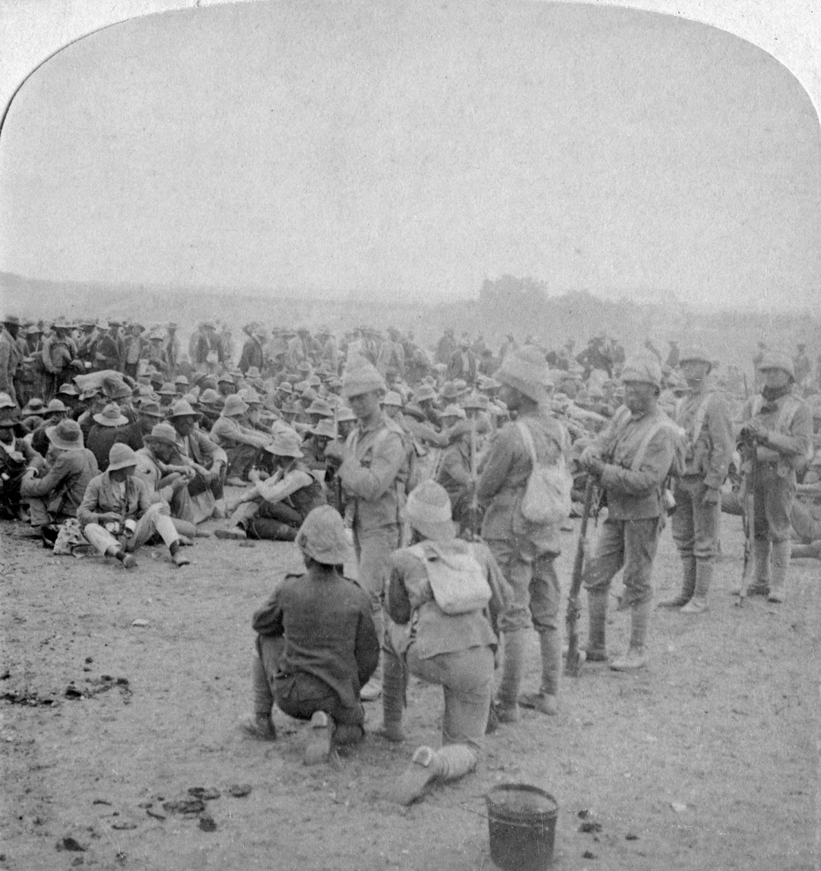 Obezwładnieni więźniowie burscy spoczywający na drodze z Paardeberg do rzeki Modder, 1900 autorstwa Underwood and Underwood