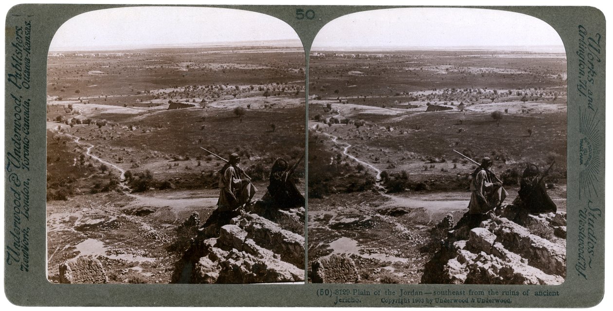 Równina rzeki Jordan widziana z ruin starożytnego Jerycha, Palestyna, 1903. autorstwa Underwood and Underwood