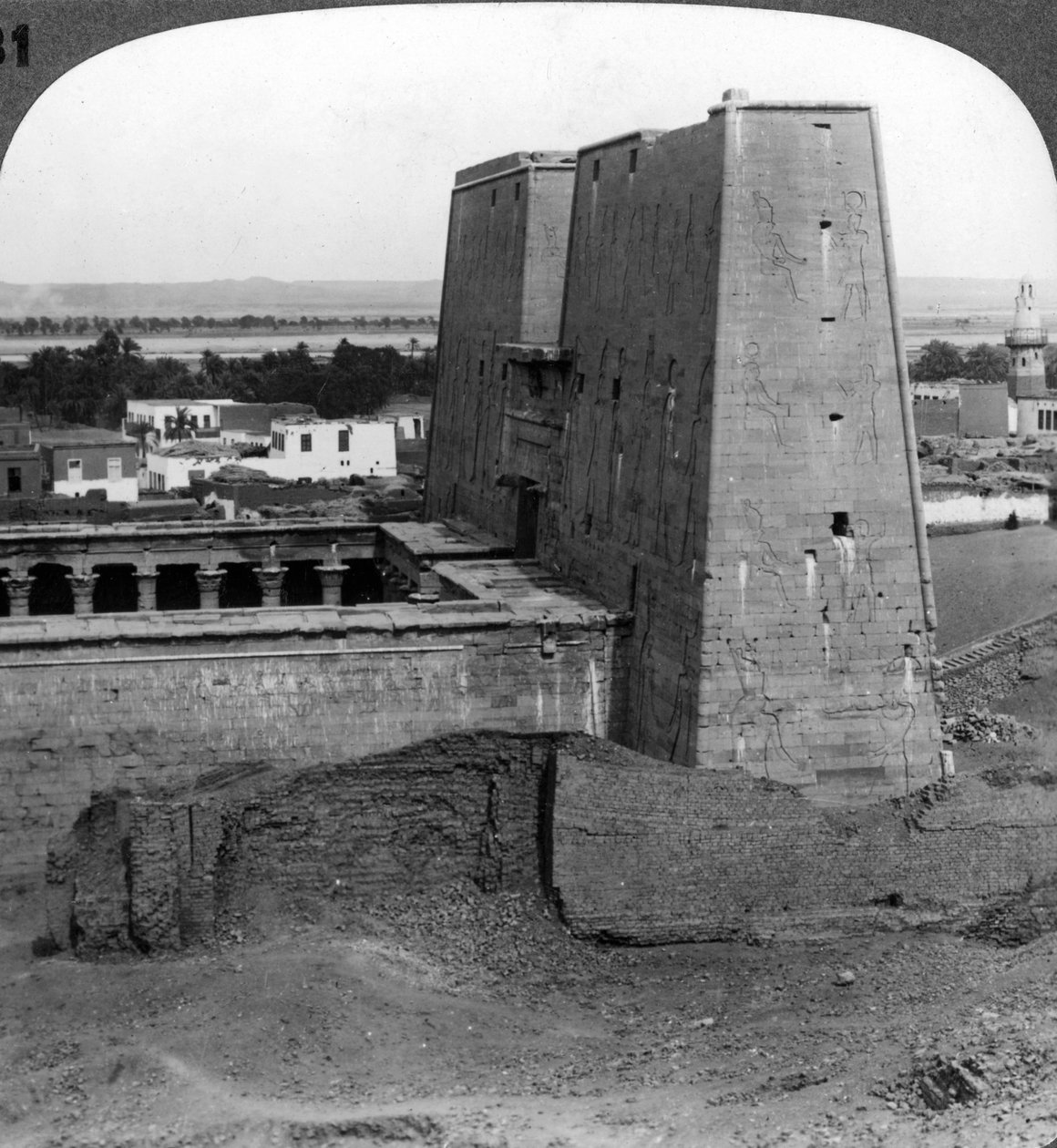 Pylon i dwór świątyni Horusa w Edfu, Egipt, 1900. autorstwa Underwood and Underwood
