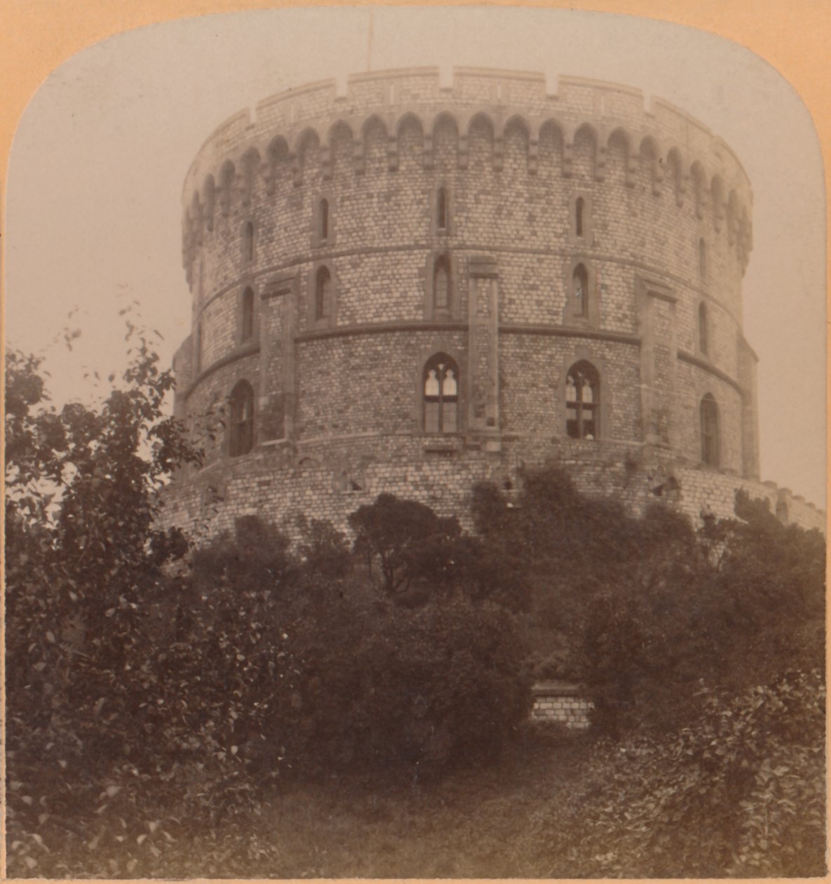 Okrągła Wieża, Windsor, Anglia - więzienie zamkowe od Edwarda III do Karola II, 1900. autorstwa Underwood and Underwood