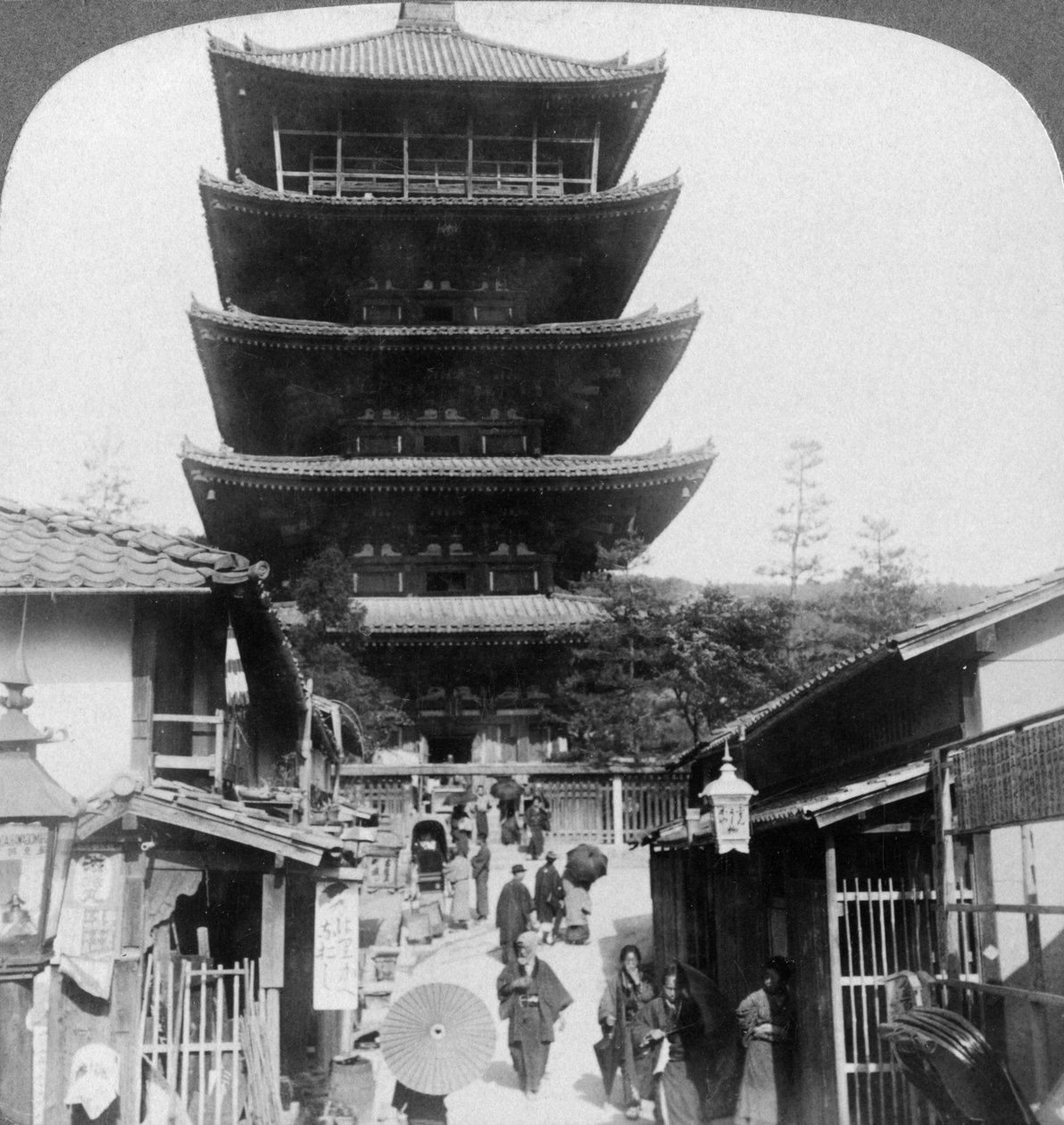 Zachodnia strona pięciopiętrowej pagody Yasaka, Kioto, Japonia, 1904. autorstwa Underwood and Underwood