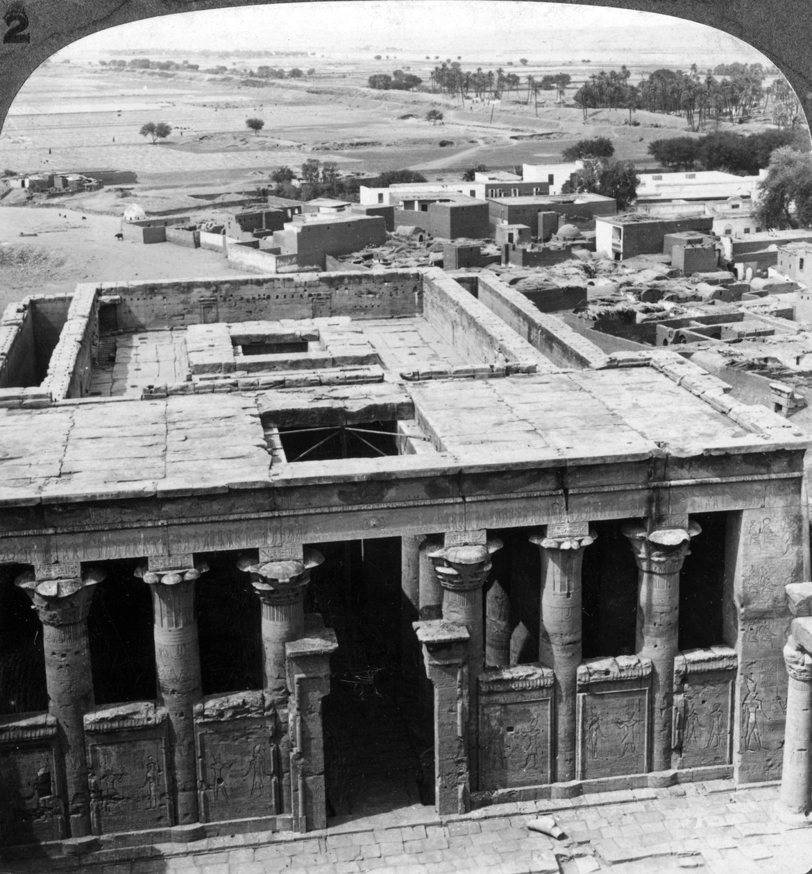 Wspaniale zachowana świątynia w Edfu, Egipt, 1905. autorstwa Underwood and Underwood