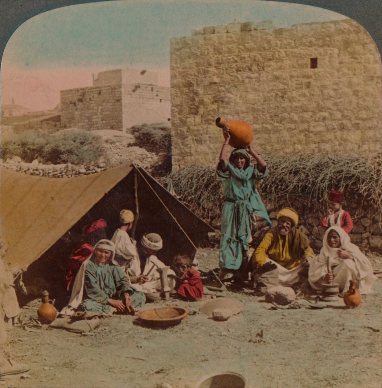 Nie ma takiego miejsca jak dom! - mieszkanie i sklep kowala cygańskiego, Syria, 1900. Artyści: Elmer Underwood, Bert Elias Underwood. autorstwa Underwood and Underwood