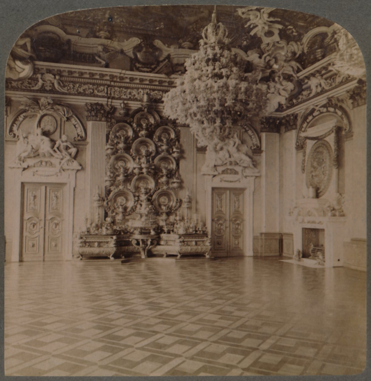 Sala tronowa, Pałac Królewski, Berlin, z zastawnym kredensem i dekoracjami królewskimi, Niemcy, 1903 autorstwa Underwood and Underwood