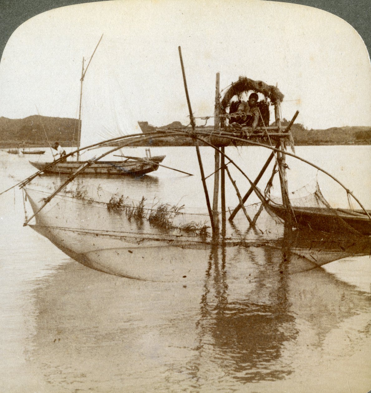 Toiler morza ze swoją ciekawą siecią rybacką, zatoka Matsushima, Japonia, 1904 autorstwa Underwood and Underwood