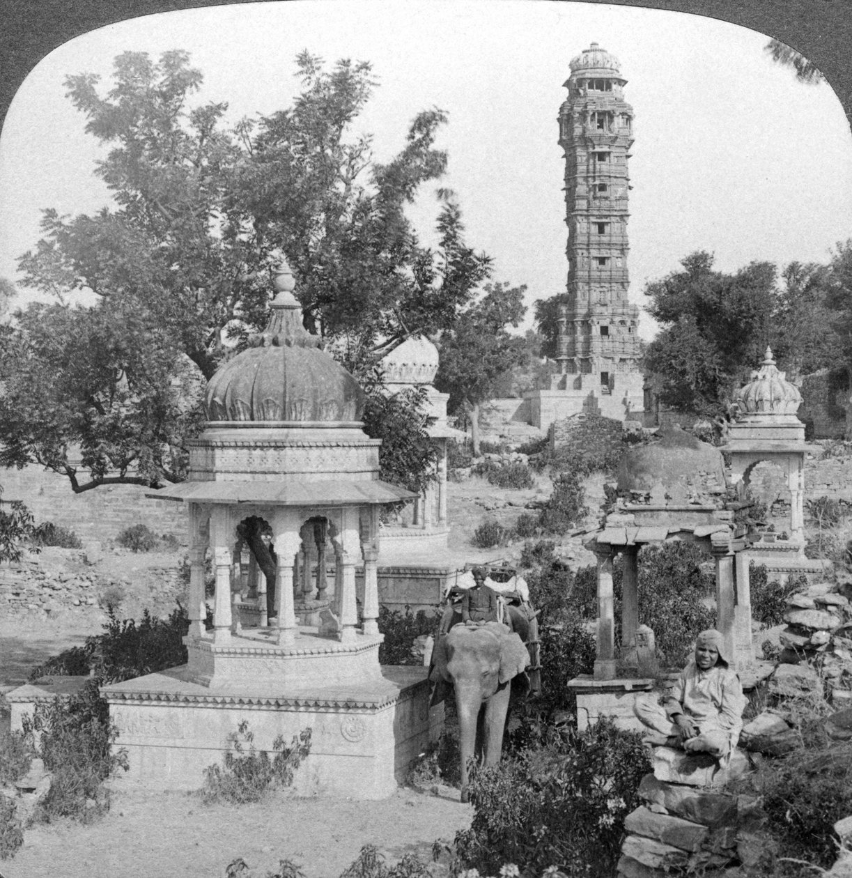 Wieża Zwycięstwa i królewskie cenotafy, Chittaurgarh, Indie, 1904. autorstwa Underwood and Underwood