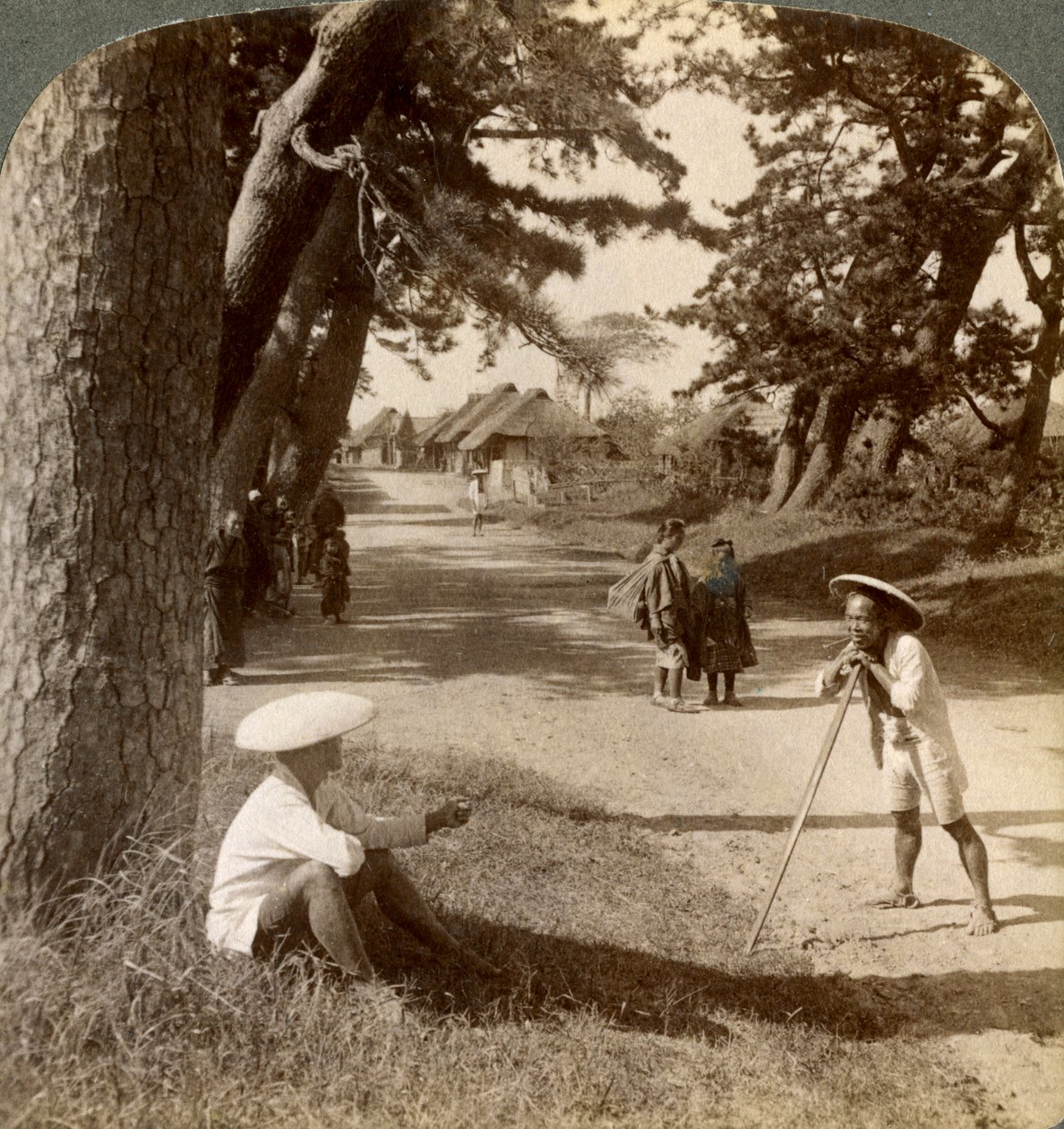Podróżni odpoczywający pod sosnami w Suzukawie, stara droga pocztowa z Tokio do Kioto, Japonia, 1904. autorstwa Underwood and Underwood