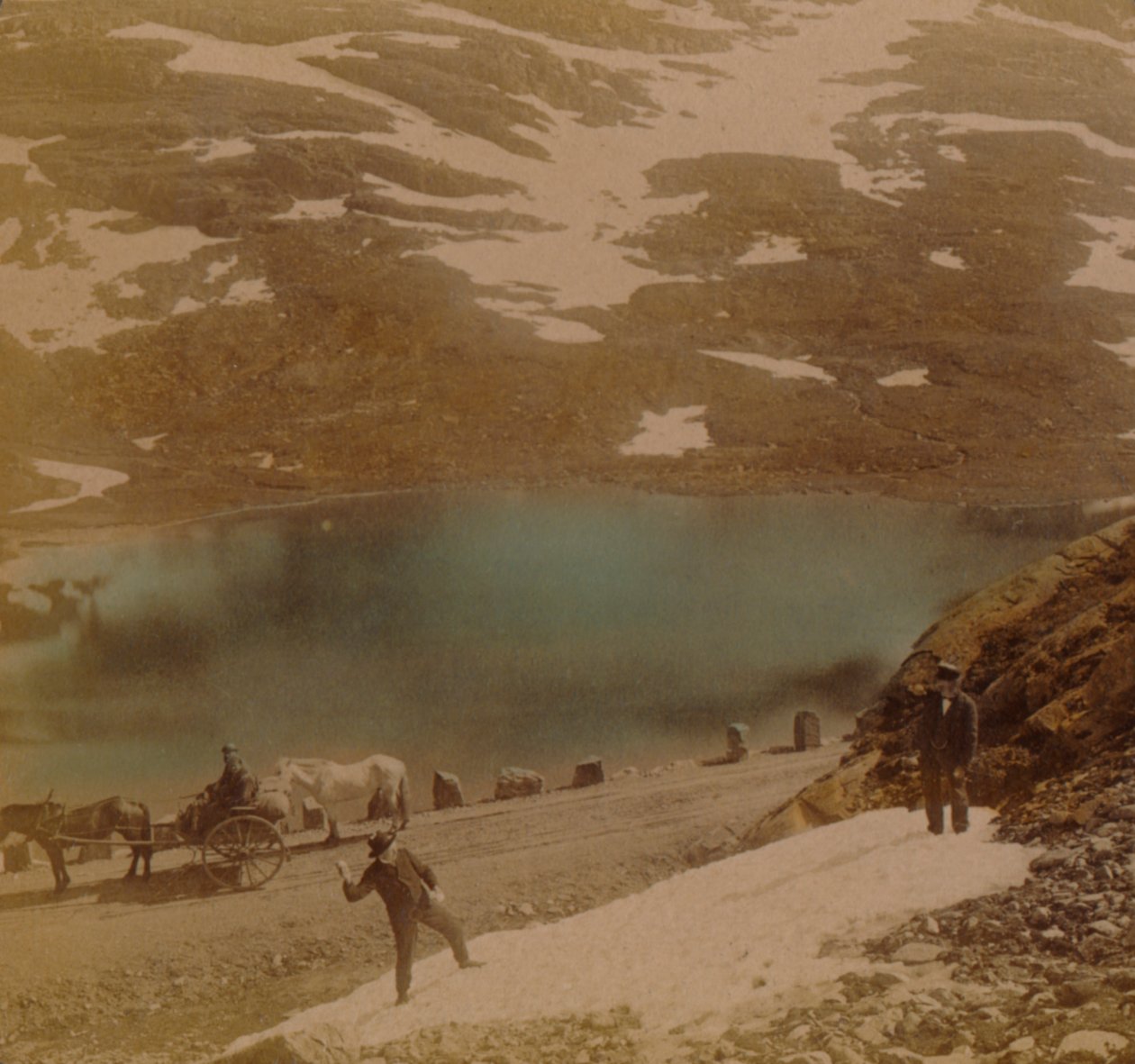 Podróżnicy z lipcowymi śnieżkami, na drodze nad górami Haukeli, Norwegia, Artyści: Elmer Underwood, Bert Elias Underwood. autorstwa Underwood and Underwood
