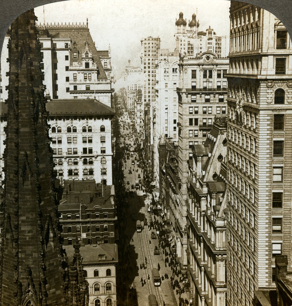 Kościół Trójcy Świętej i Broadway, Nowy Jork, USA. autorstwa Underwood and Underwood