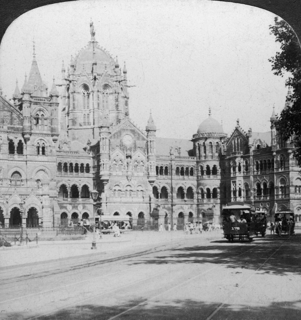 Dworzec kolejowy Victoria Terminus, Bombaj, Indie, 1903 r. autorstwa Underwood and Underwood