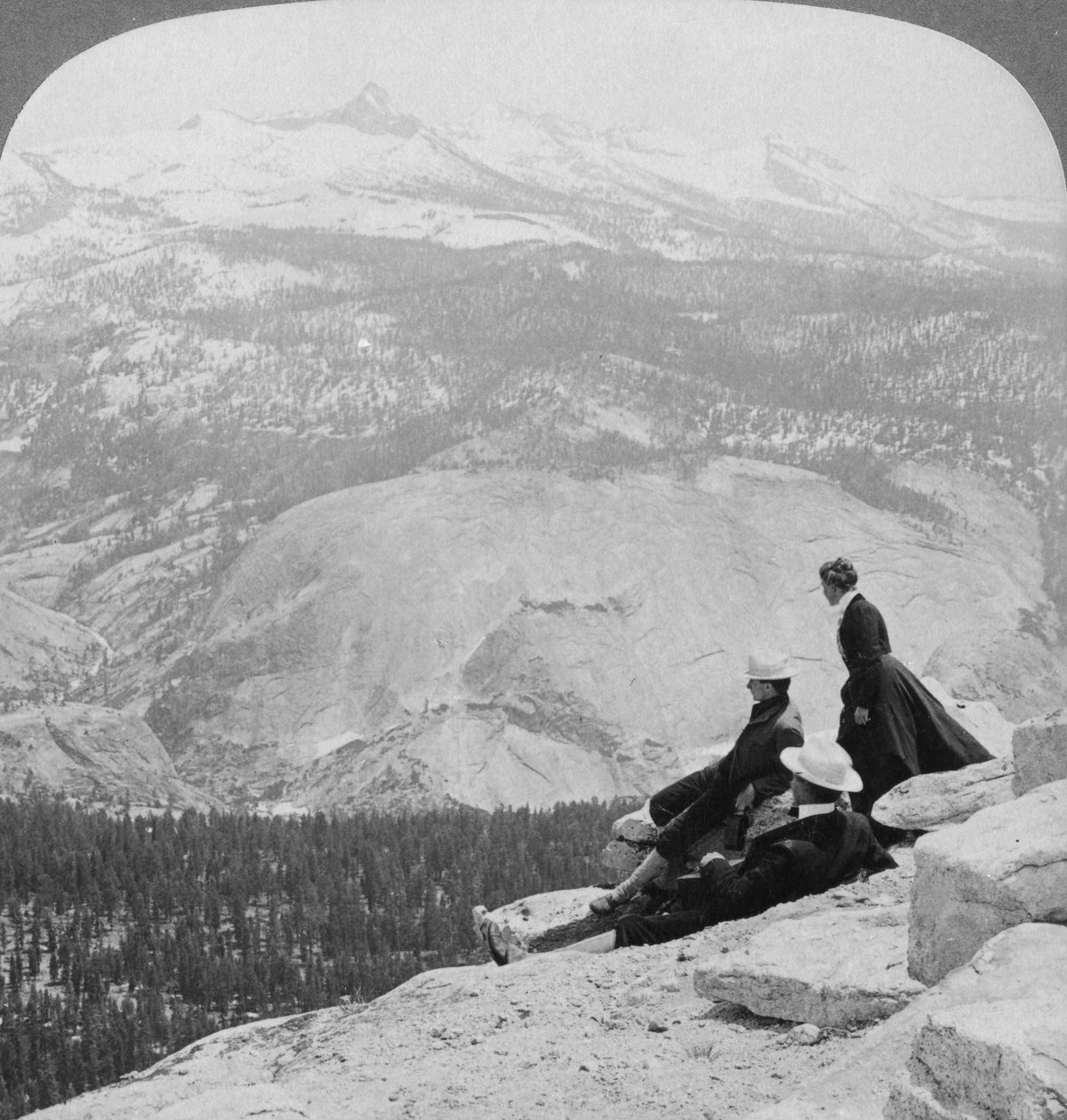 Widok z Clouds Rest nad doliną Little Yosemite do Mount Clark, Kalifornia, USA, 1902 r. autorstwa Underwood and Underwood