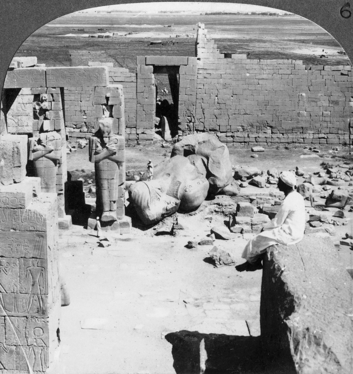 Widok z Ramesseum na południowy wschód na równinę Teb, Egipt, 1905. autorstwa Underwood and Underwood