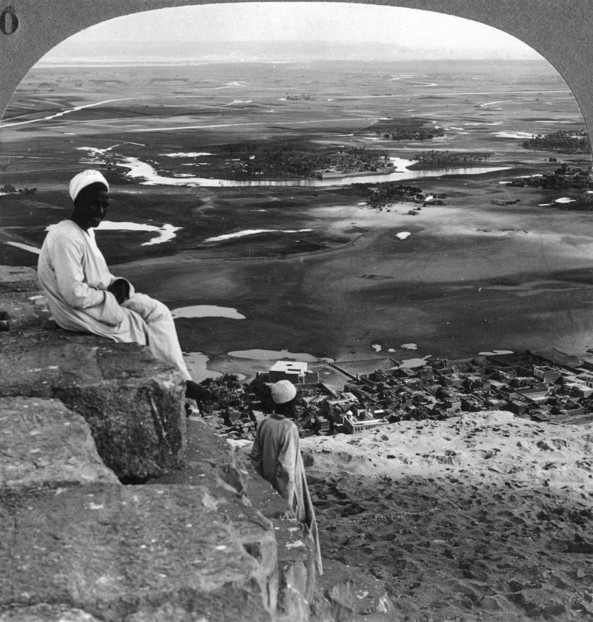 Widok ze szczytu Wielkiej Piramidy, Giza, Egipt, 1905. autorstwa Underwood and Underwood