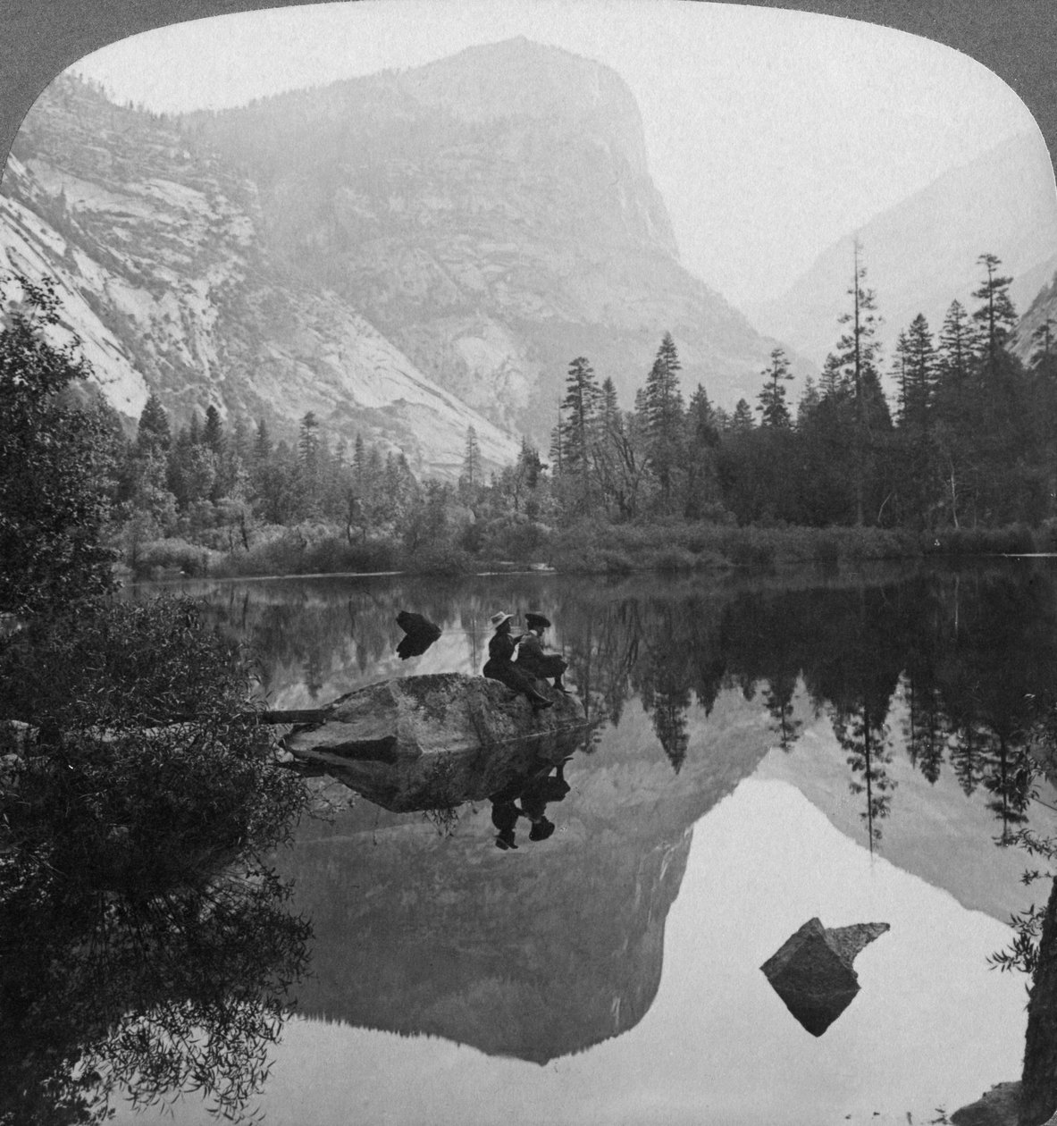 Widok na jezioro Mirror w kierunku Mount Watkins, Yosemite, Kalifornia, USA, 1902 autorstwa Underwood and Underwood
