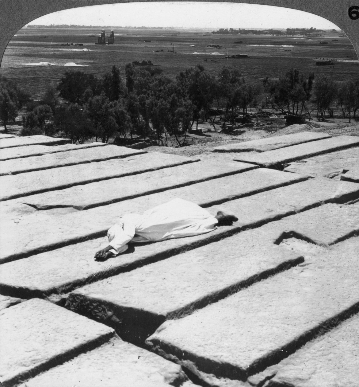 Widok Teb i kolosów Memnona widziany z Ramesseum, Egipt, 1905. autorstwa Underwood and Underwood