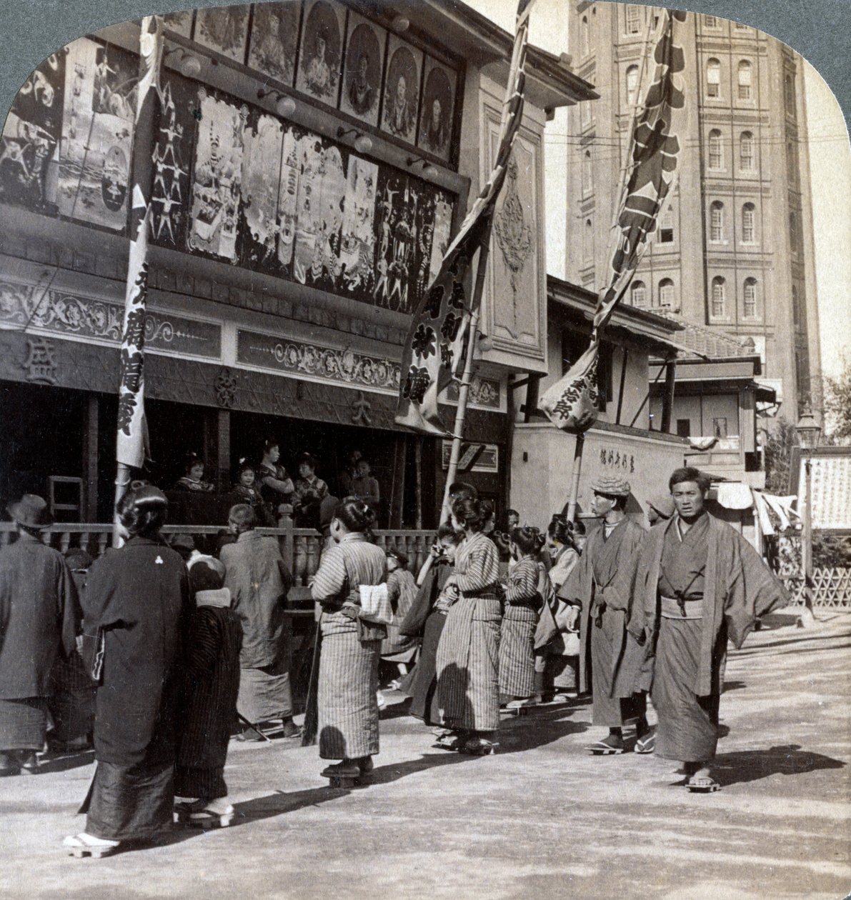 Oglądanie bezpłatnego spektaklu na Theatre Street, patrząc na północ do Asakusa Tower, Tokio, Japonia, 1904 autorstwa Underwood and Underwood