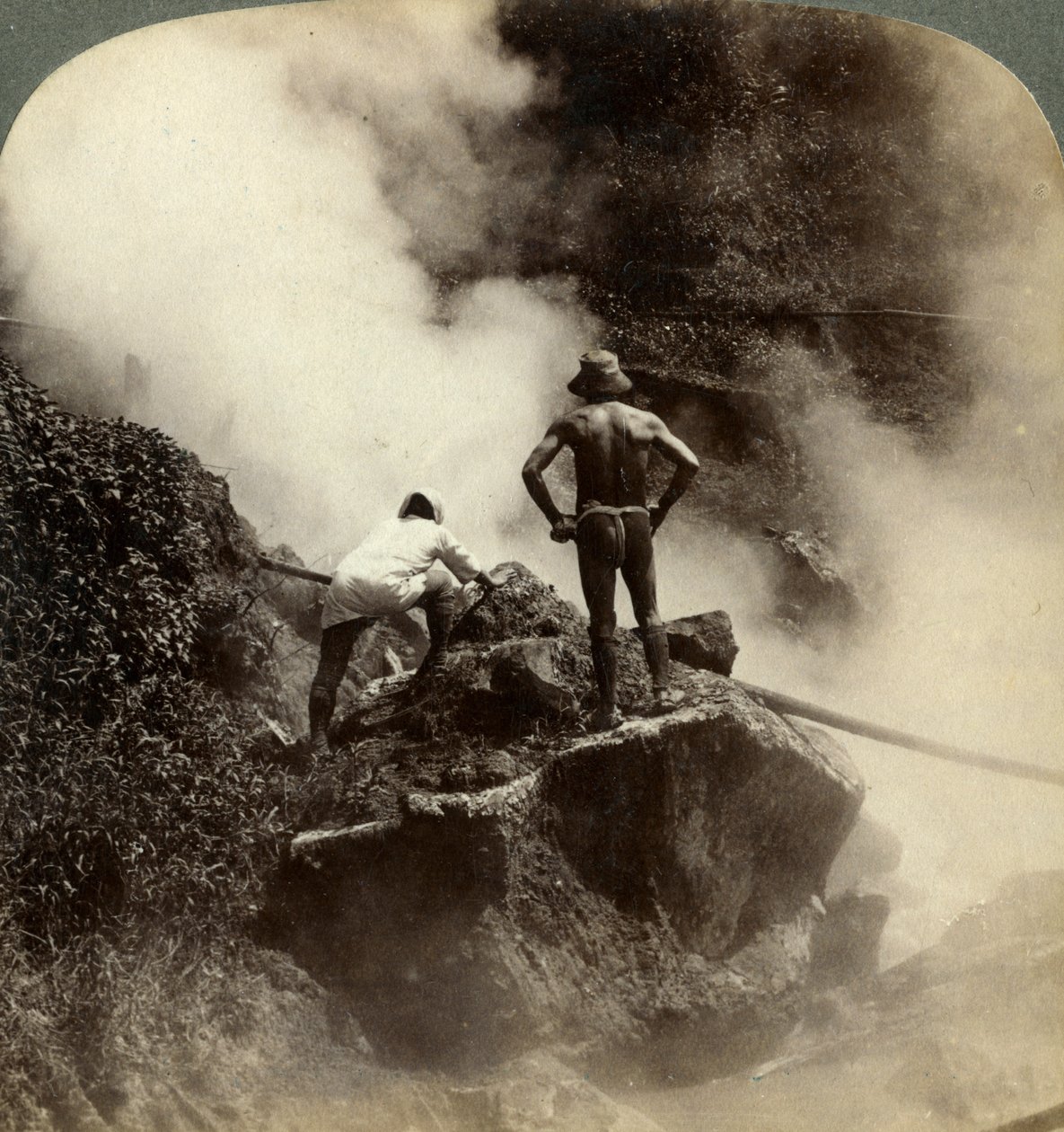 Oglądanie erupcji pary i wrzącego błota w połowie wysokości wulkanu Aso-san, Japonia, 1904 autorstwa Underwood and Underwood