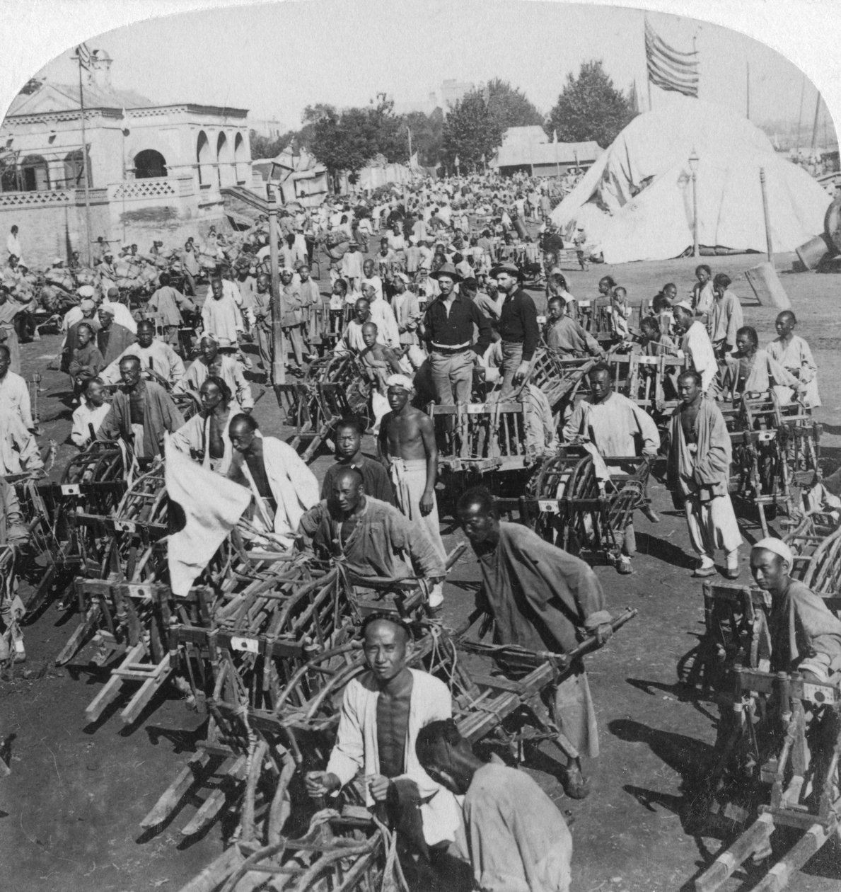 Transport taczką przy lądowaniu łodzi, Tientsin Tianjin, Chiny, 1901 r. autorstwa Underwood and Underwood