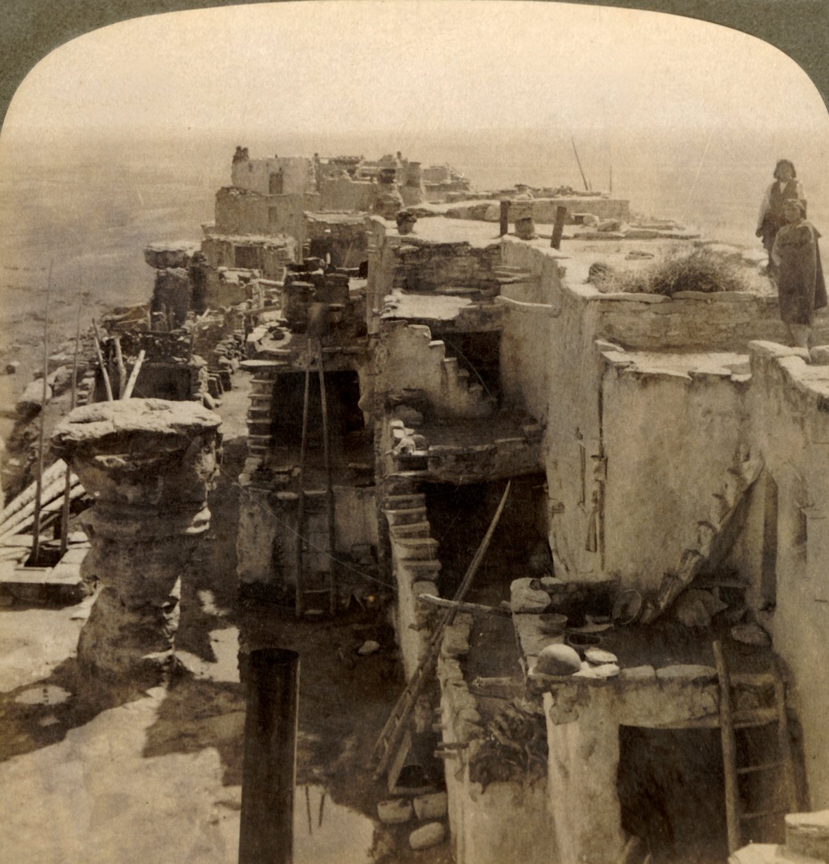 Wolpi... główny pueblo tajemniczej rasy Moki Cliff Dwellers, Arizona, USA, 1901. autorstwa Underwood and Underwood