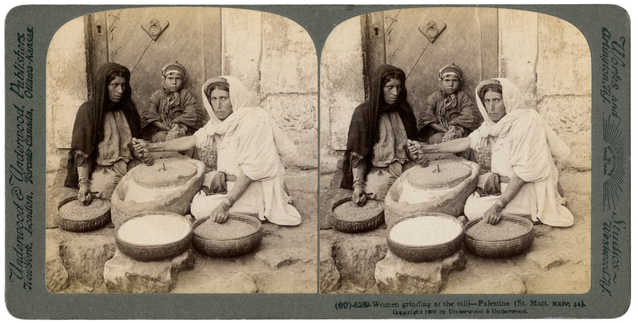 Kobiety mielące w młynie, Palestyna, 1900. autorstwa Underwood and Underwood