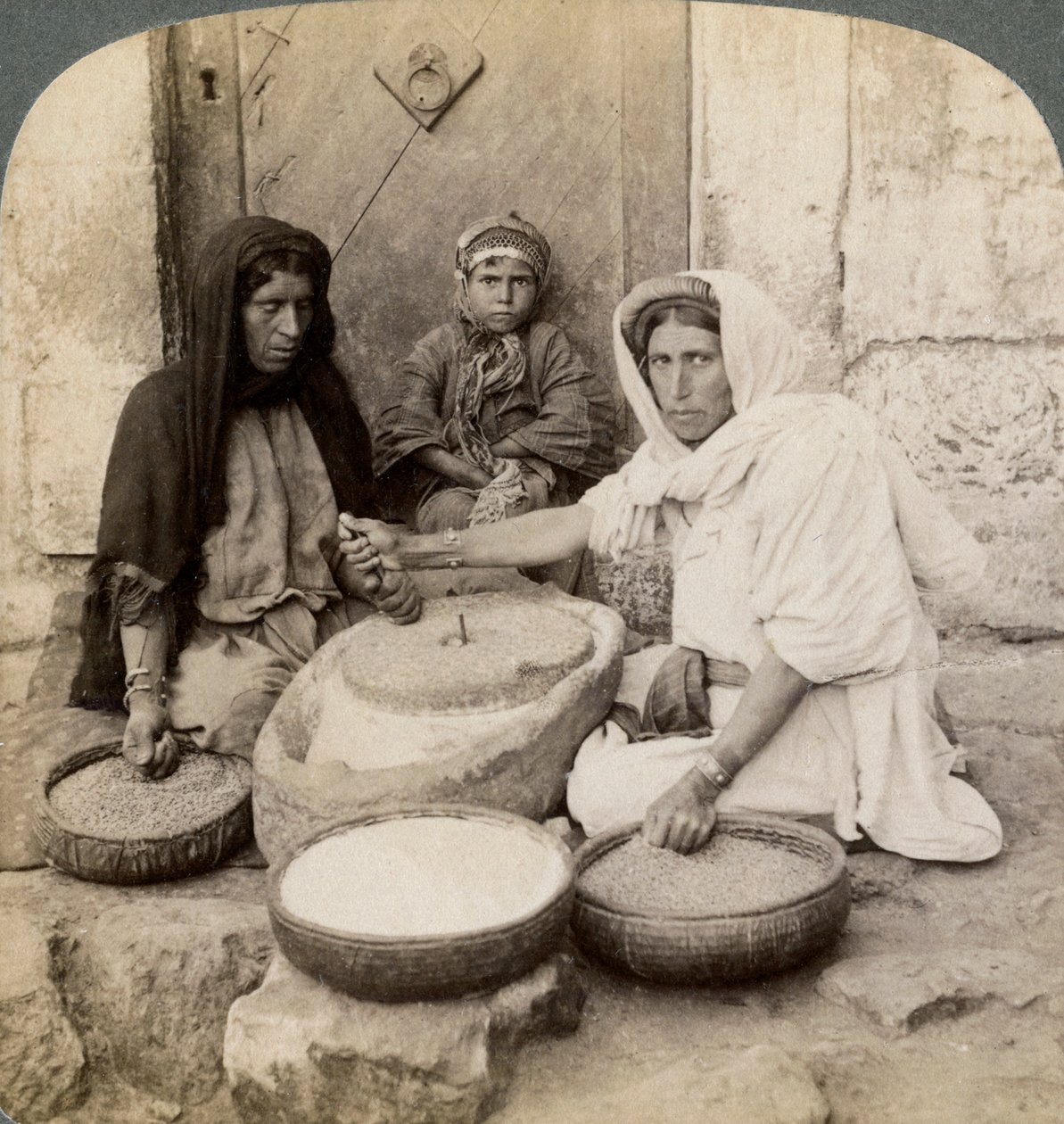 Kobiety mielące w młynie, Palestyna, 1900. autorstwa Underwood and Underwood