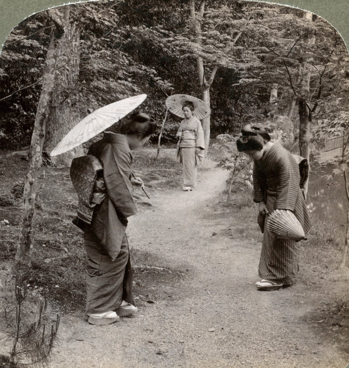 Kobiety w ogrodzie świątyni Kinkaku-ji, Kioto, Japonia, 1904. autorstwa Underwood and Underwood