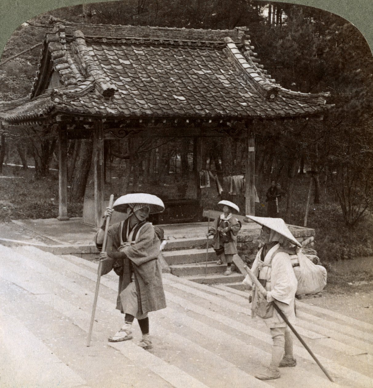 Women pilgrims on the steps of Omuro Gosho east, Kyoto, Japan, 1904 autorstwa Underwood and Underwood