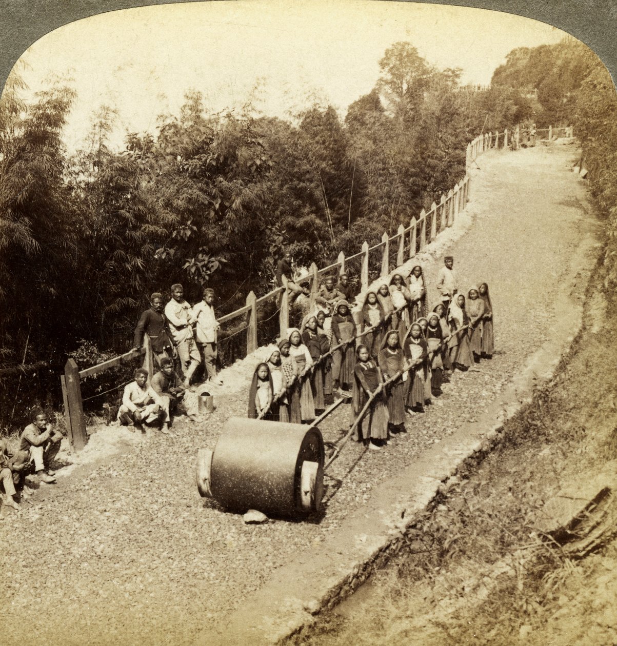 Kobiety pracujące na autostradzie Darjeeling w Indiach. autorstwa Underwood and Underwood