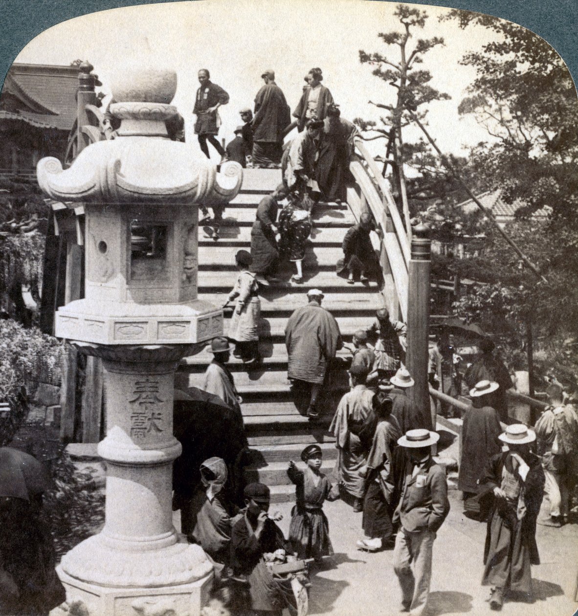 Wierni przechodzący przez półokrągły most do świątyni Kameido za nią, patrząc na północ, Tokio, Japonia, autorstwa Underwood and Underwood