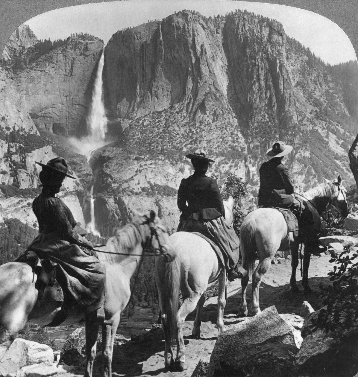 Yosemite Falls, ze szlaku Glacier Point, Yosemite Valley, Kalifornia, USA, 1901 autorstwa Underwood and Underwood