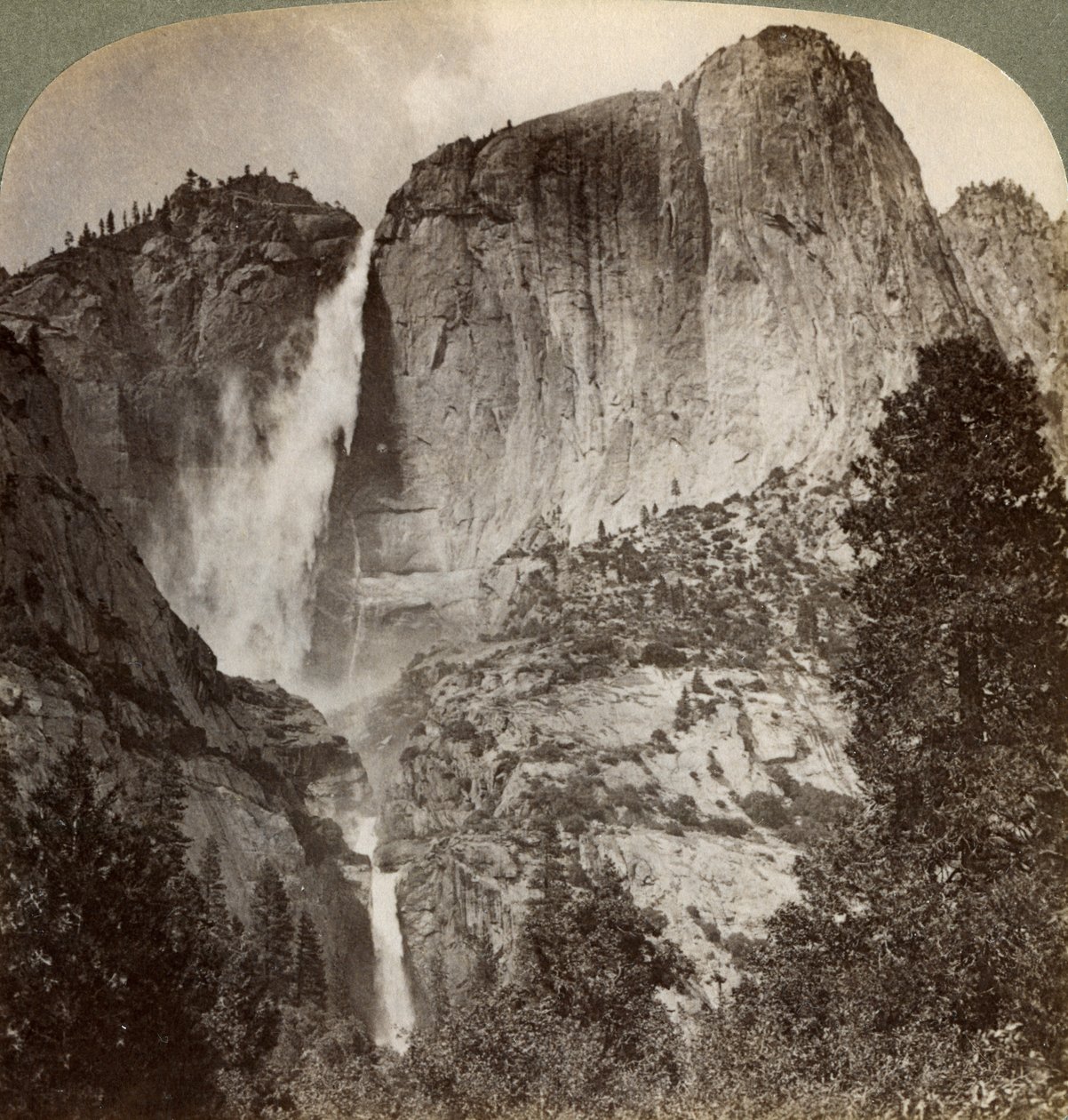 Yosemite Point i nawiewane wiatrem Yosemite Falls, Yosemite Valley, Kalifornia, USA, 1902 r. autorstwa Underwood and Underwood