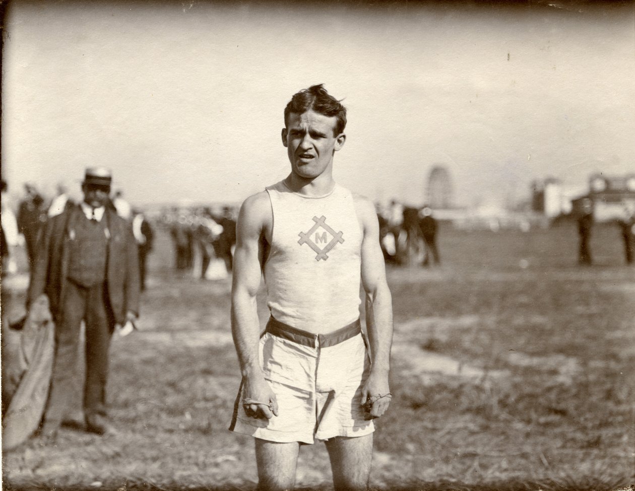 Igrzyska Olimpijskie 1904 – Archie Hahn, Milwaukee Athletic Club, zwycięzca biegu na 100 metrów autorstwa Unknown