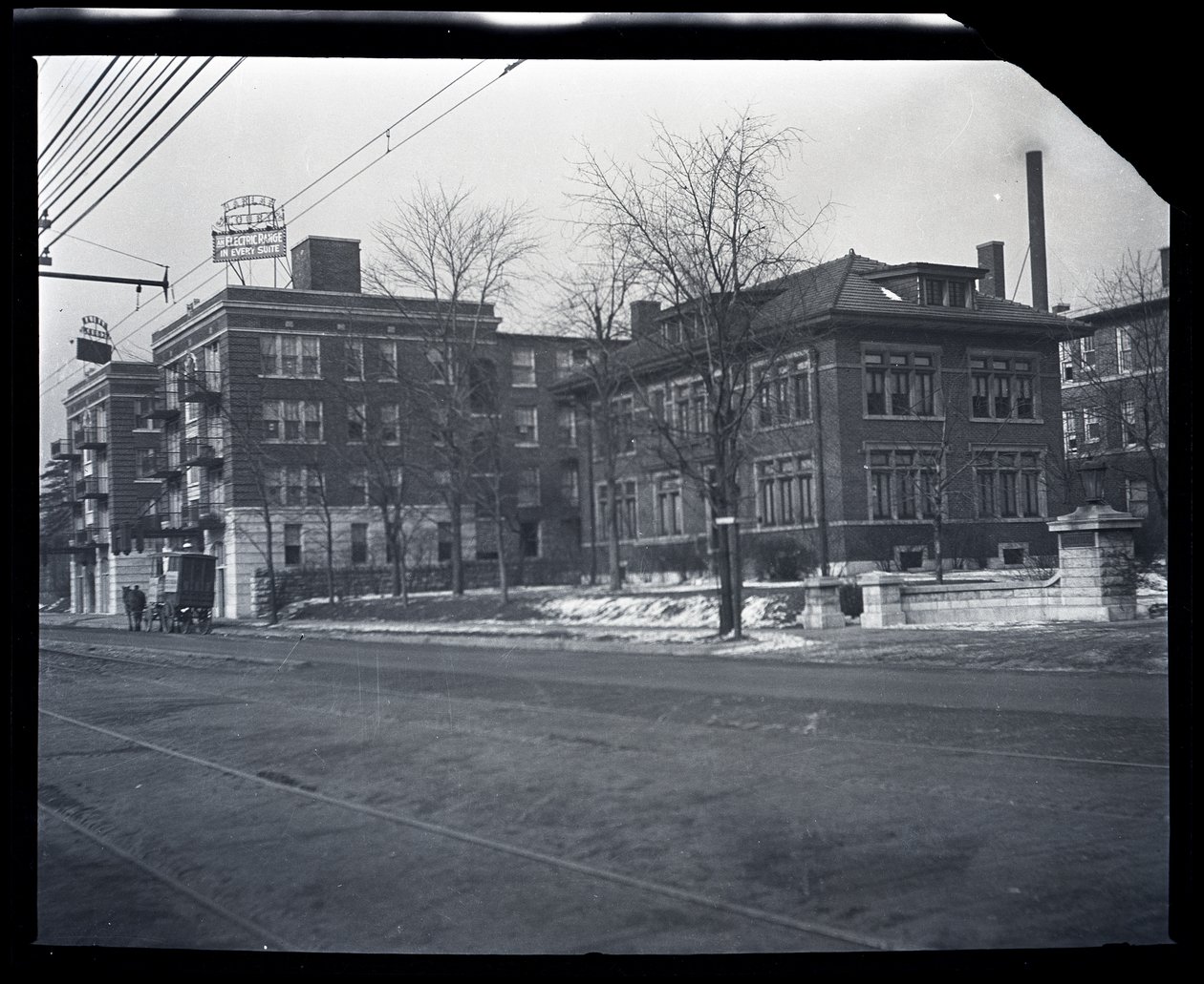 Harlan Court Apartments i sąsiedni dom przy 5457 Delmar Boulevard autorstwa Unknown