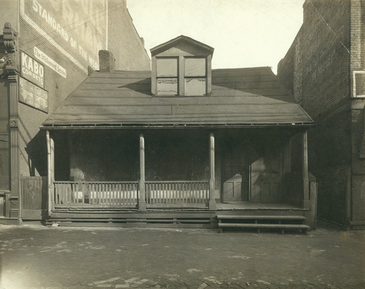 Rezydencja Josepha Labadie. Fourth Street po stronie wschodniej na południe od Poplar autorstwa Unknown