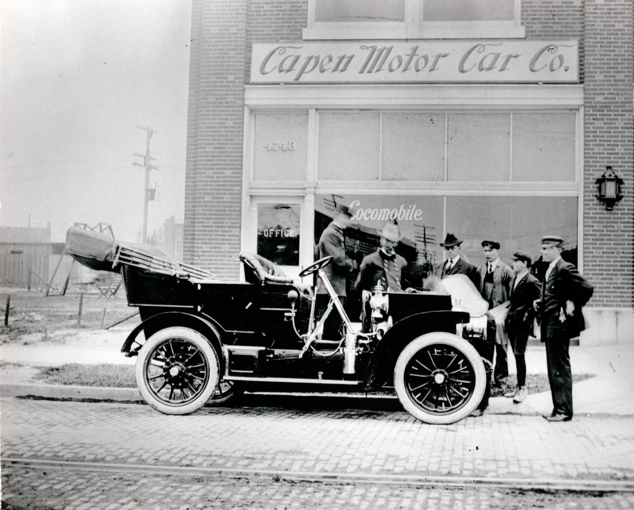 Lokomobil, 1907. (Przed firmą Capen Motor Car Company. 4739-4743 McPherson Avenue) autorstwa Unknown