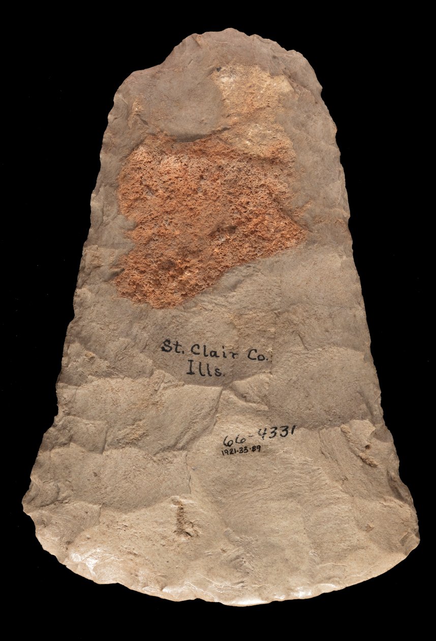 Ostrze do motyki typu Mississippian z kloszem, wykonane z chert Mill Creek. Ten artefakt został zebrany w hrabstwie St. Clair w stanie Illinois autorstwa Unknown