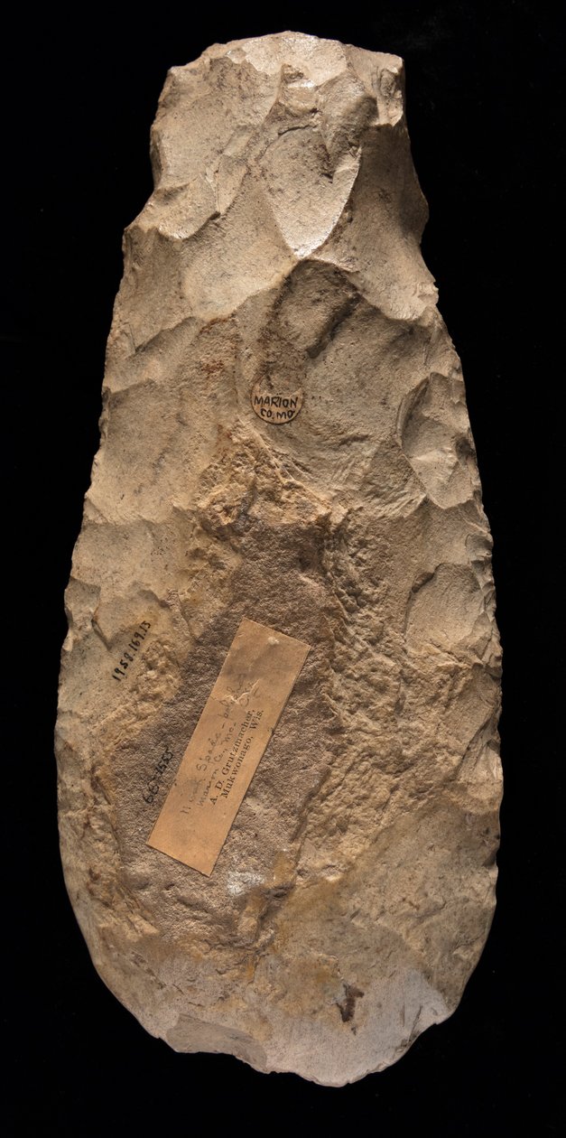 Owalne ostrze typu motyka Mississippian wykonane z chert Mill Creek. Ten artefakt został zebrany w hrabstwie Marion w stanie Missouri autorstwa Unknown