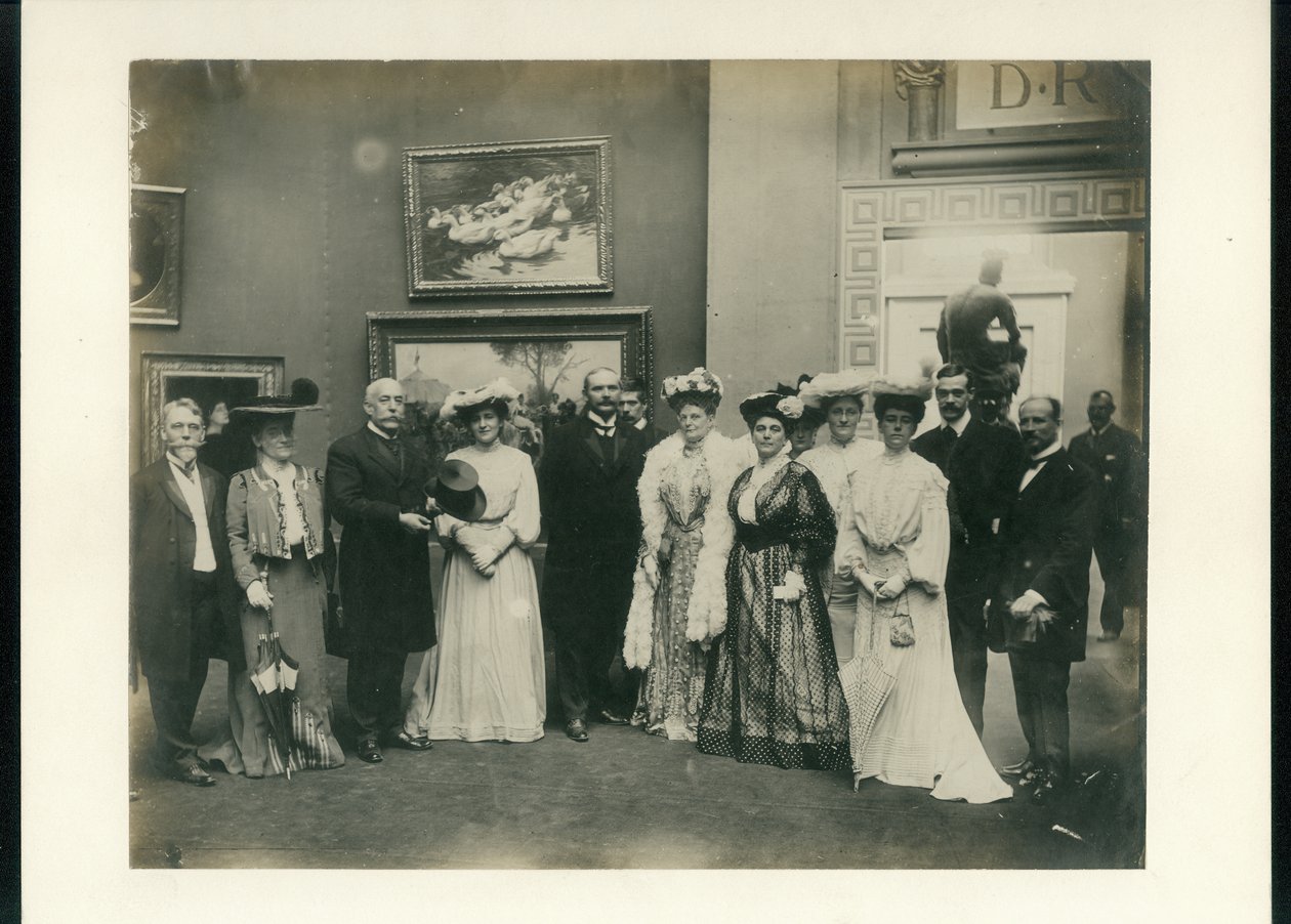Grupa recepcyjna Pałacu Sztuki, w której skład wchodzą Pani Manning, Prezes Zarządu Lady Managers (szósta od lewej) i Florence Hayward (druga od lewej) autorstwa Unknown