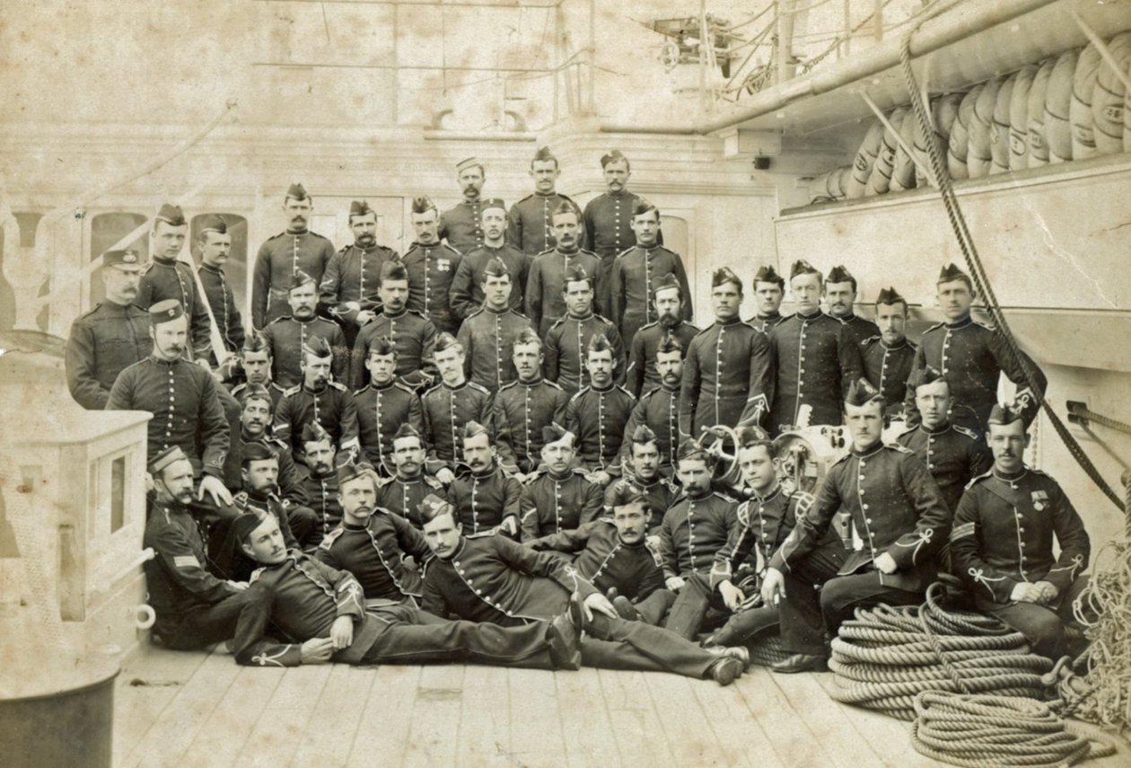 Royal Marine Detachment na pokładzie niezidentyfikowanego okrętu wojennego, ok. 1880 r autorstwa Unknown