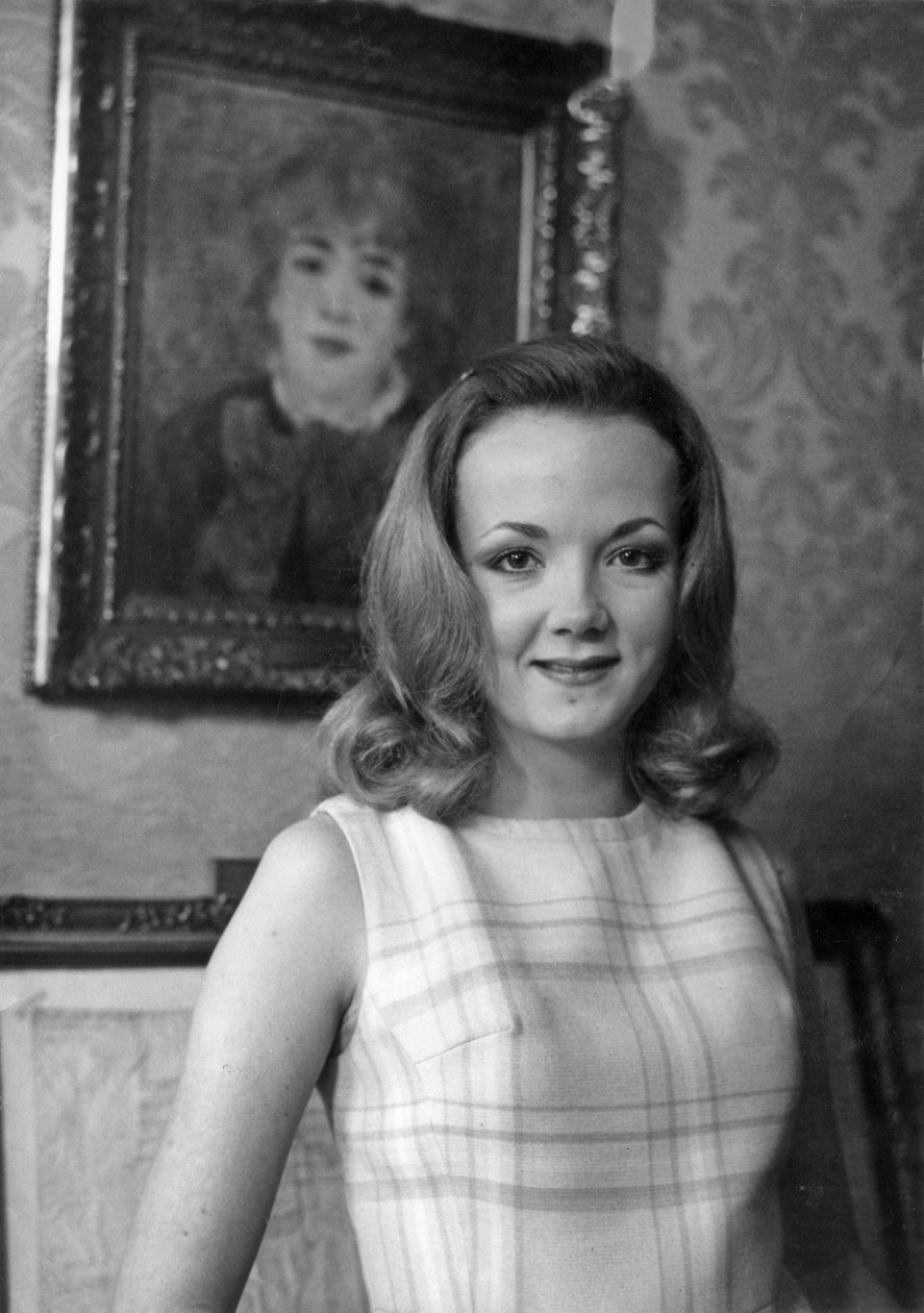 Catherine Hiegel przed płótnem autorstwa Renoira w domu Francuzka z La Comedie Francaise po podpisaniu umowy o rolę pokojówki 30 stycznia 1969 autorstwa Unknown