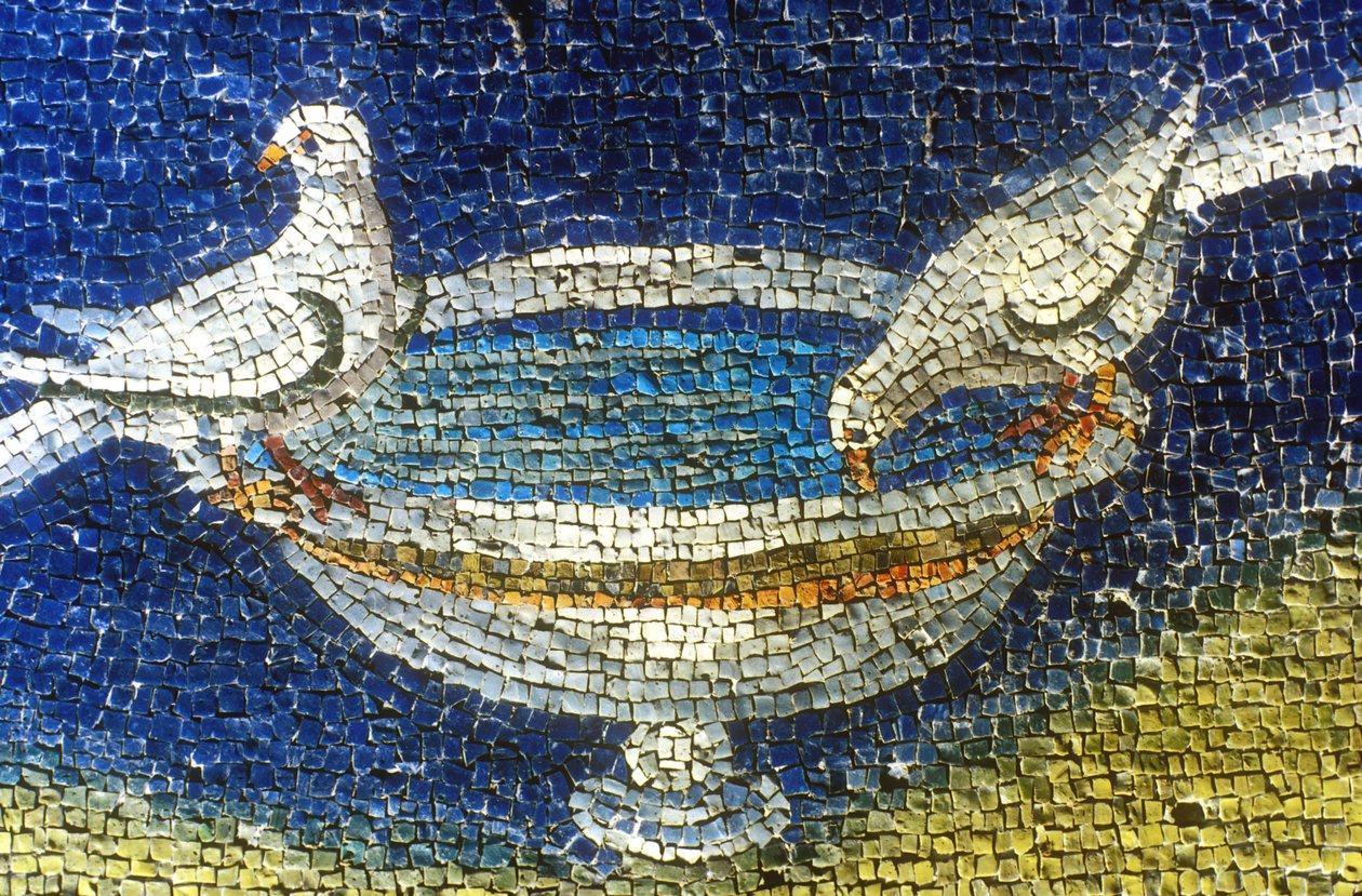 Picie gołębi : mozaika w mauzoleum Galla Placidia (390-450) w Rawennie we Włoszech, (V wiek, sztuka wczesnochrześcijańska) zdjęcie z 1990 roku autorstwa Unknown