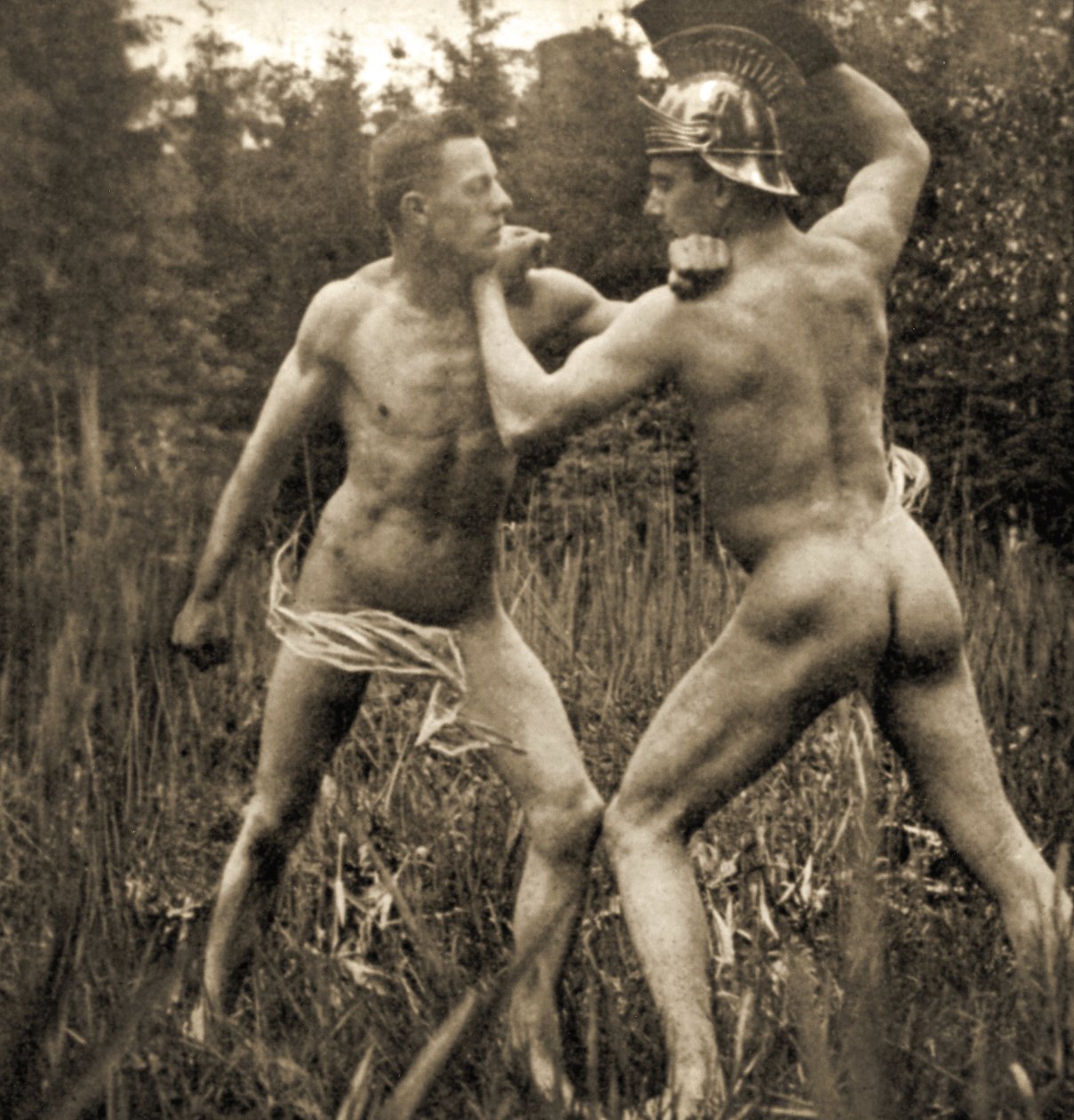 Pozycja bojowa z rzymskim hełmem, ok. 1910 (zdjęcie w sepii) autorstwa Unknown