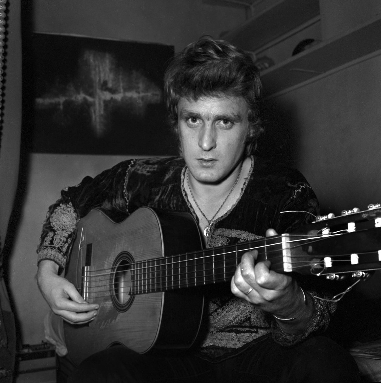 Francuski piosenkarz Christophe (Daniel Bevilacqua) maluje płótno w domu, 18 listopada 1969 autorstwa Unknown