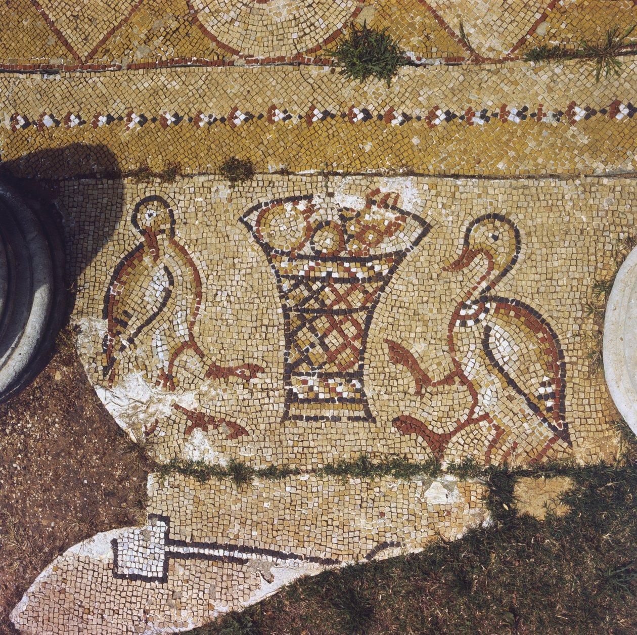 Liban, część bizantyjskiej mozaiki wśród ruin Beit Meri. autorstwa Unknown