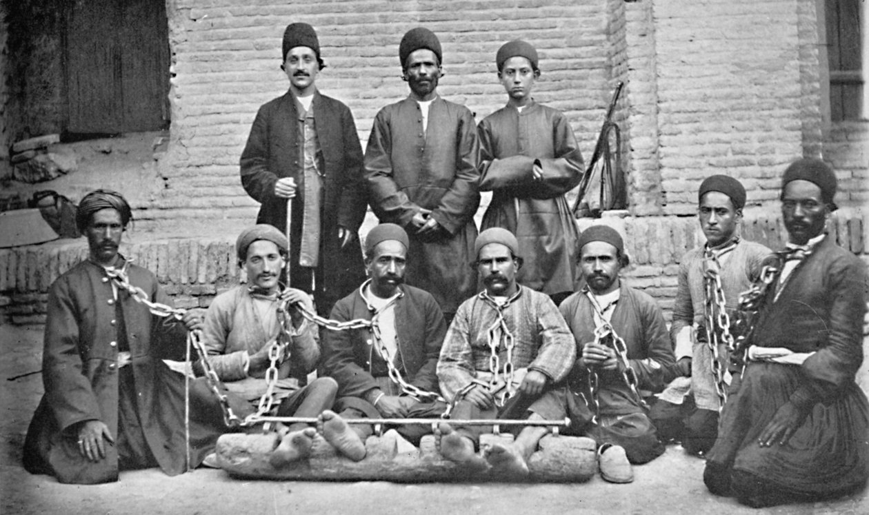 Więźniowie i więźniowie więzienni na dziedzińcu więzienia, Nahawan, Persja, 1902 autorstwa Unknown