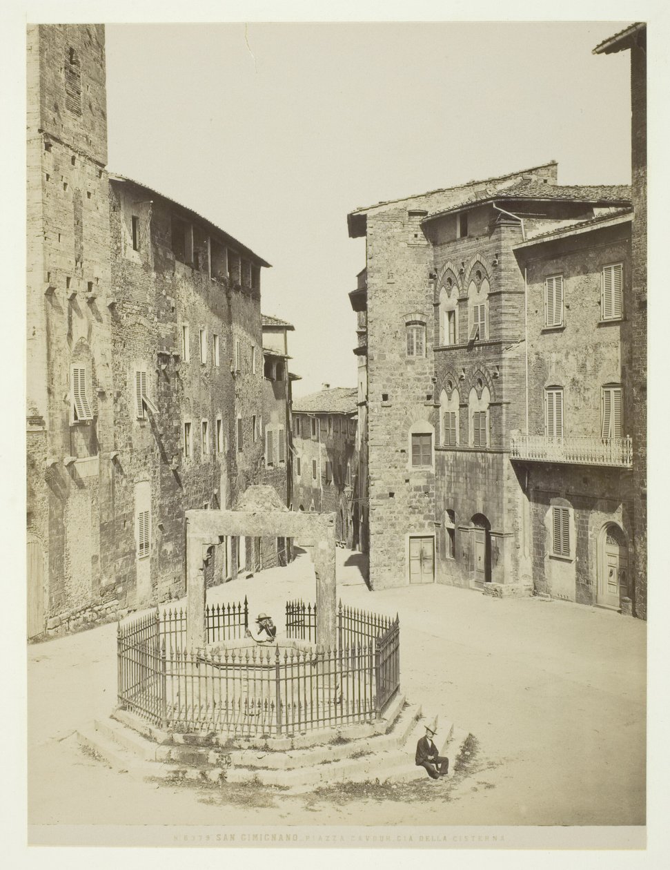 San Gimignano, Piazza Cavour cis cysterny autorstwa Unknown