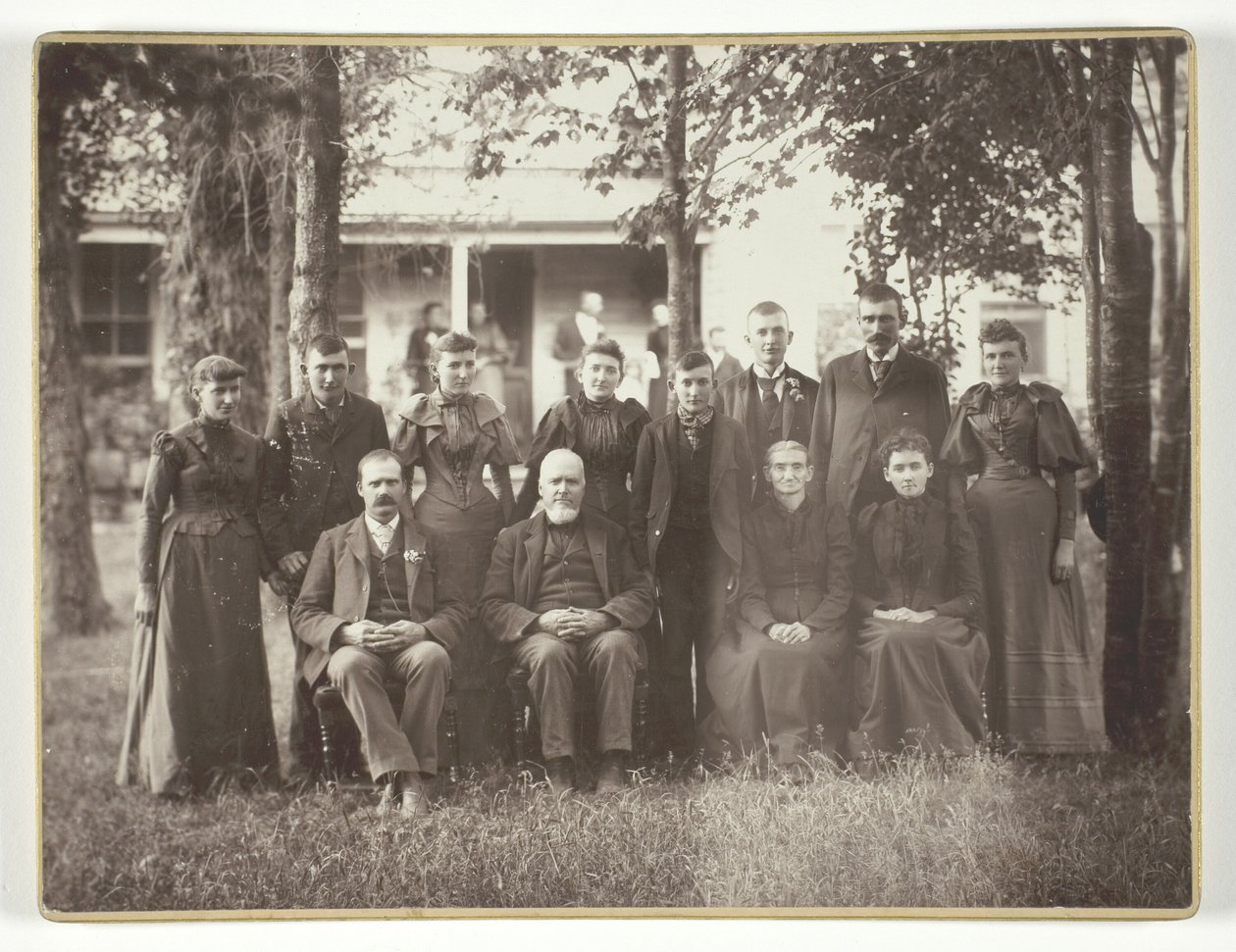 Bez tytułu (portret grupowy dwunastu osób) autorstwa Unknown