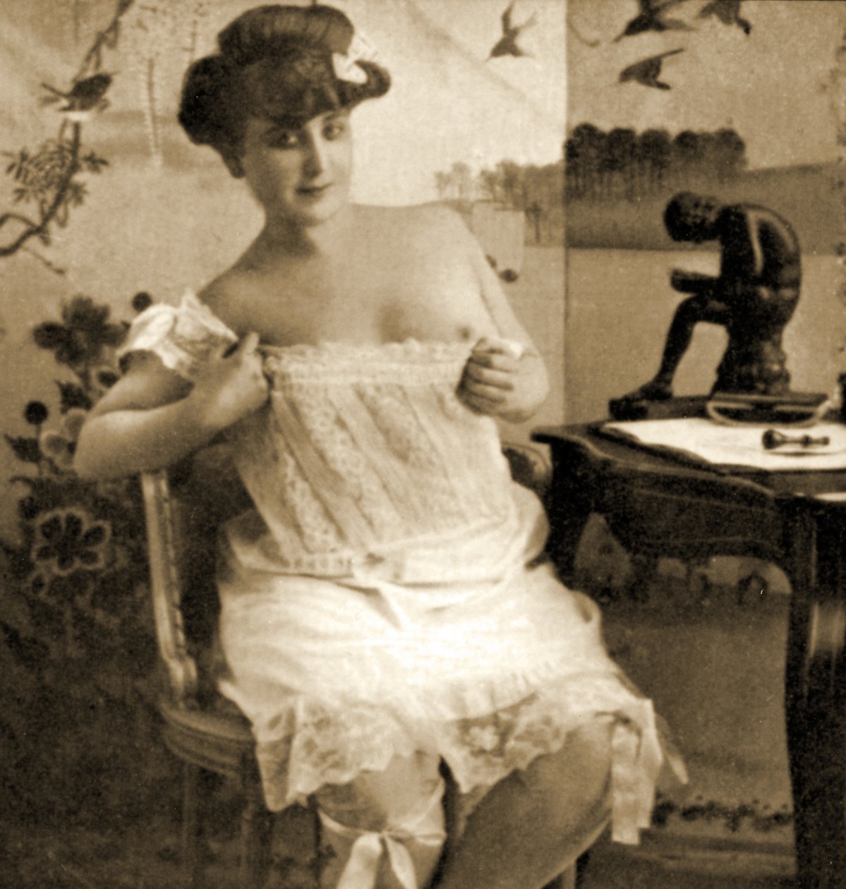 Młoda kobieta w koronkowej koszulce, ok. 1900 autorstwa Unknown