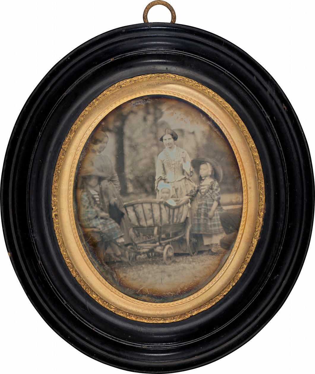 Dwie kobiety i troje dzieci w ogrodzie autorstwa Unknown 19th Century