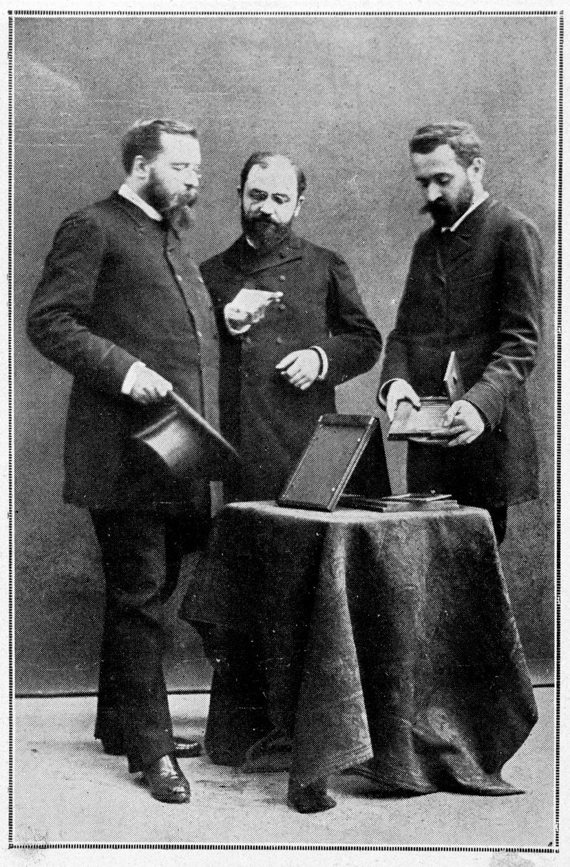 Alphonse Bertillon pokazuje antropometryczne klisze dwóm prefektom policji, pod którymi został umieszczony, 25.03.1888 autorstwa Unknown artist